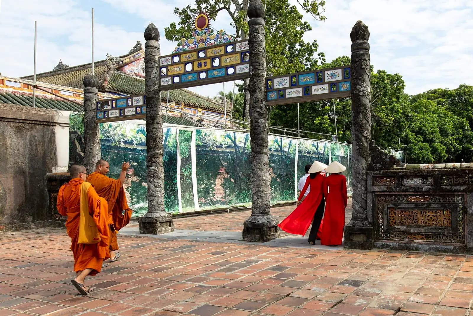Áo dài đỏ trong không gian Huế