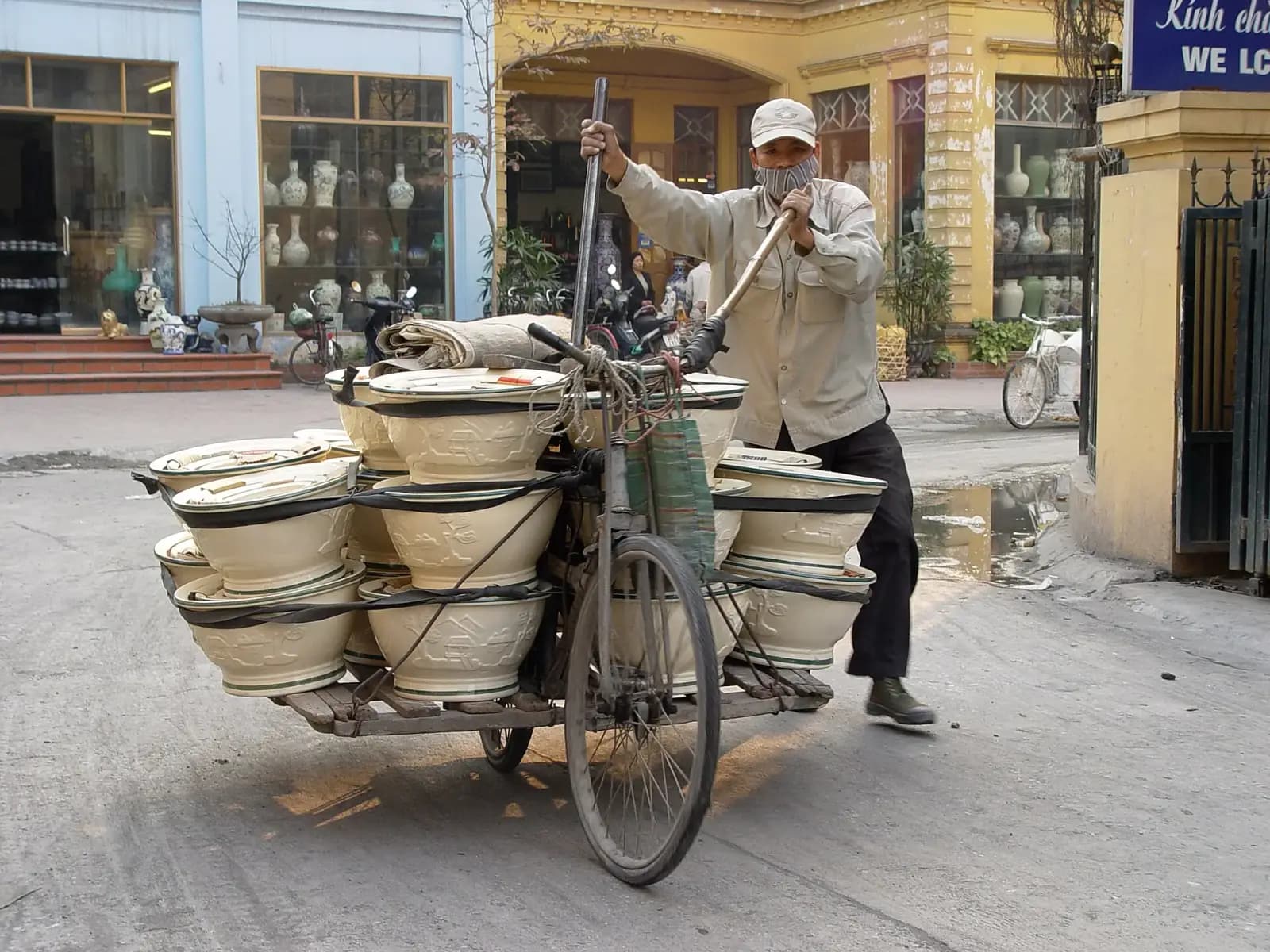 Xe đạp chở gốm