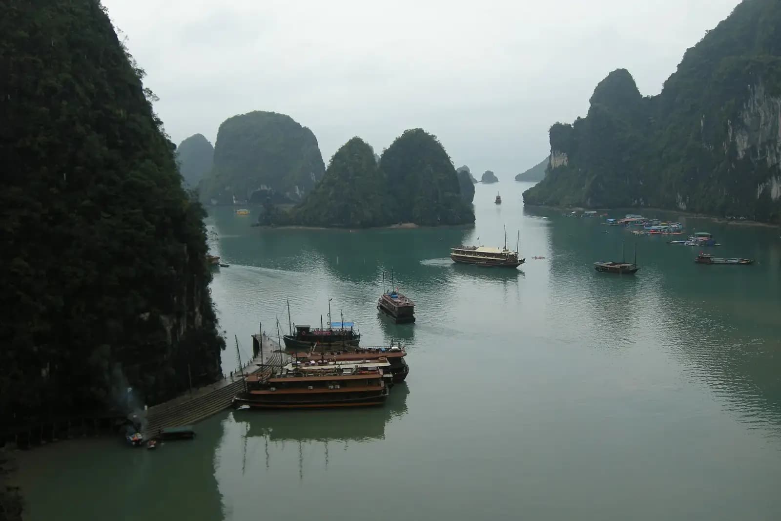 Vịnh Hạ Long nhìn từ trên cao