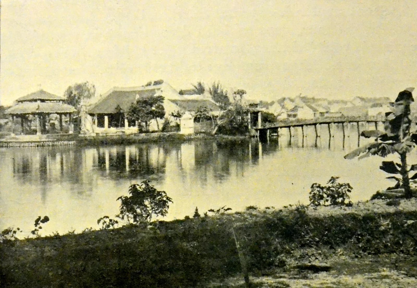Hồ Hoàn Kiếm (Petit Lac) khoảng năm 1900