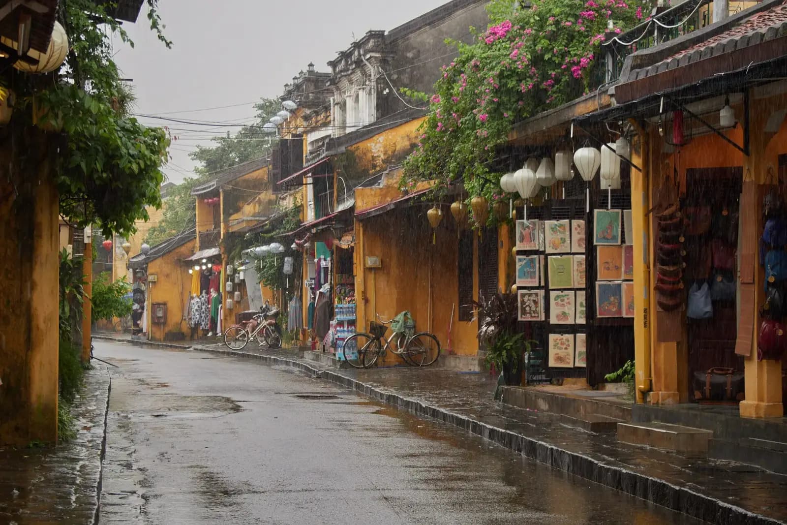 Con phố yên tĩnh ở Hội An