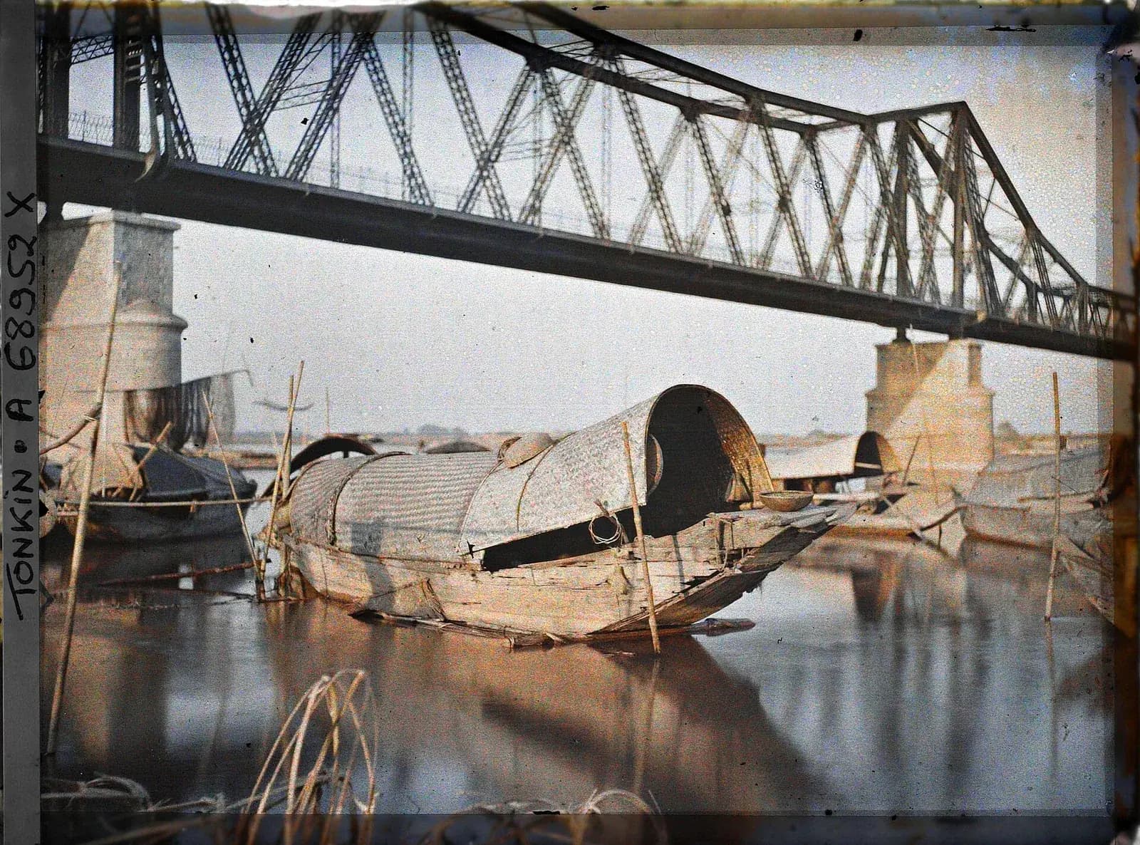 Thuyền tam bản trên sông Hồng dưới chân cầu Doumer, ảnh autochrome năm 1915