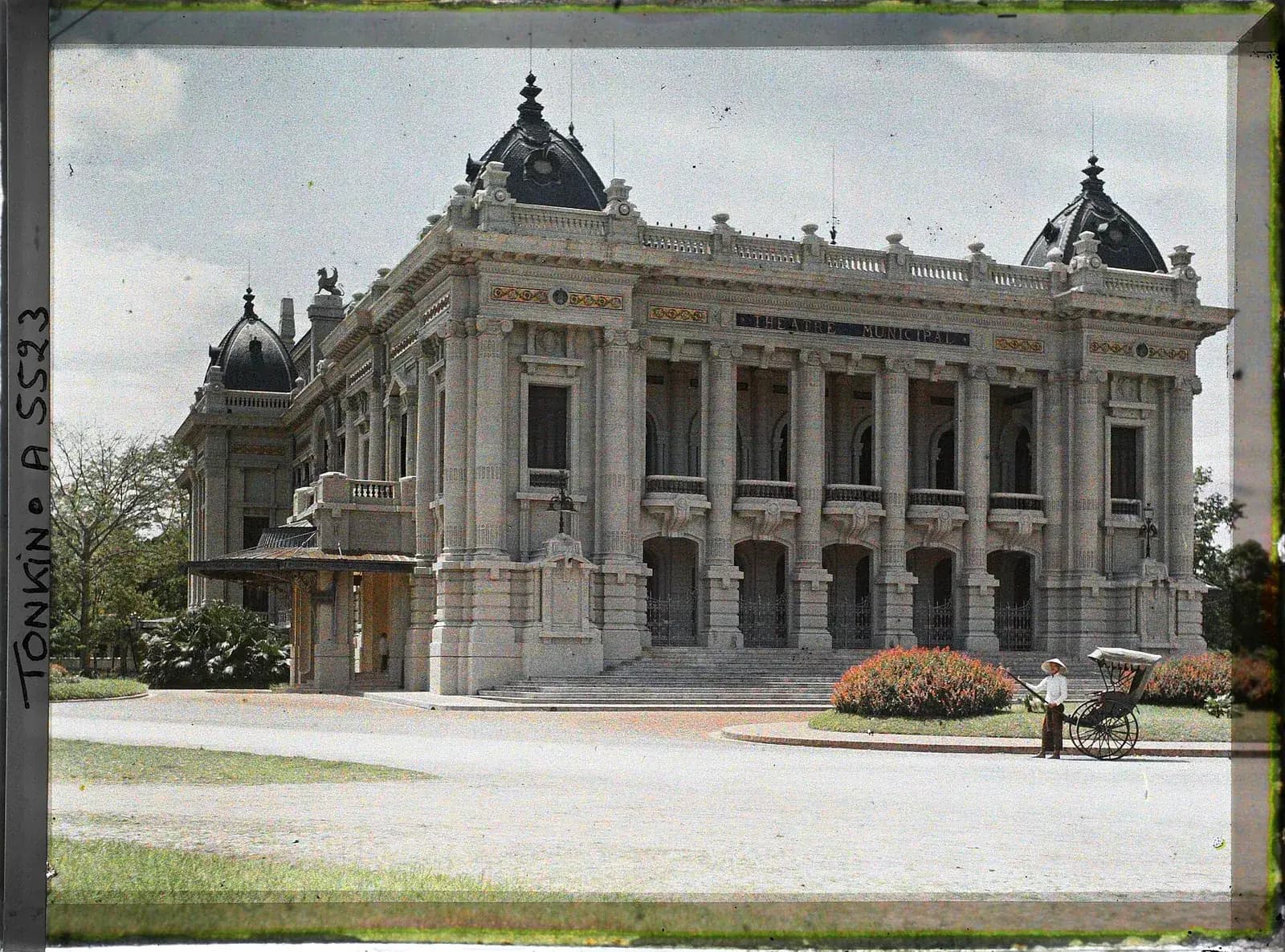 Nhà hát thành phố trong khu nhượng địa, ảnh autochrome của Léon Busy