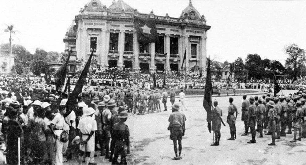 Mít tinh trước Nhà hát Lớn Hà Nội, tháng 8 năm 1945