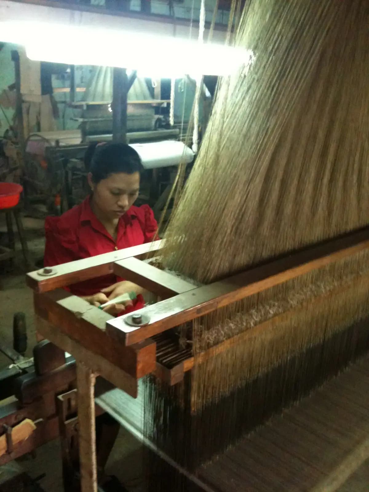 Thợ dệt lụa Vạn Phúc bên khung dệt Jacquard