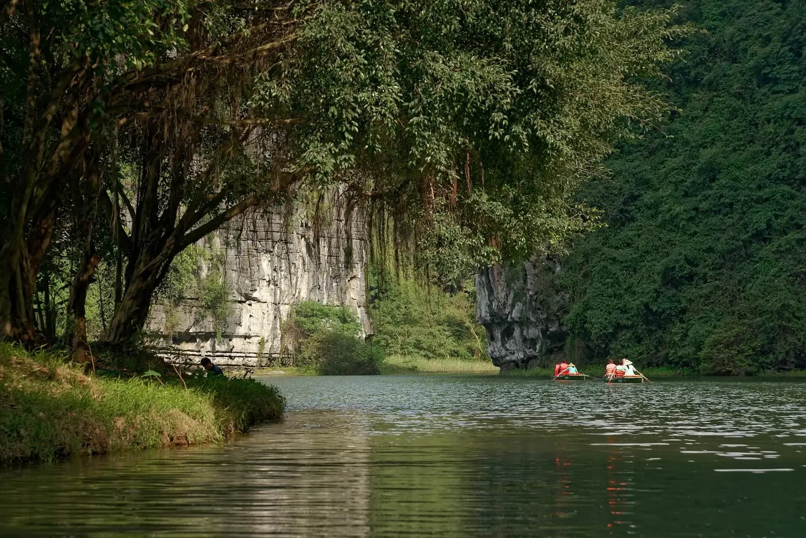 Sông giữa núi đá Tràng An