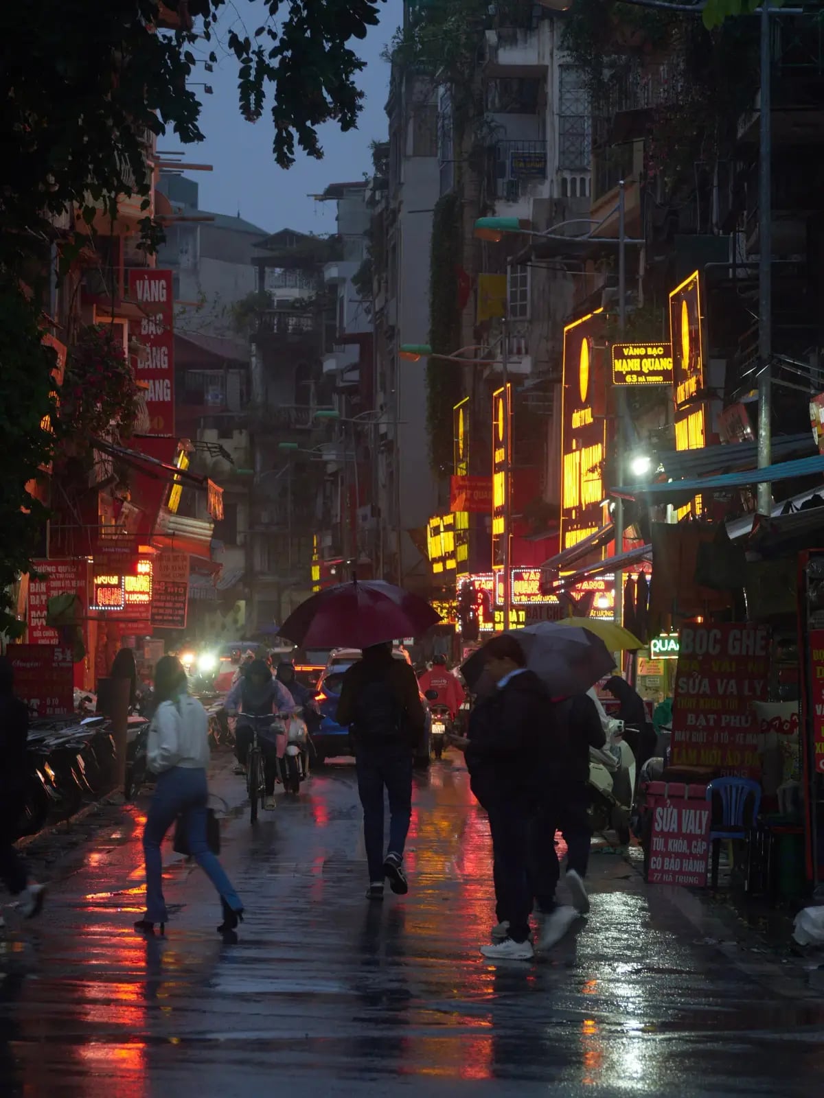 Biển hiệu phố cổ về đêm