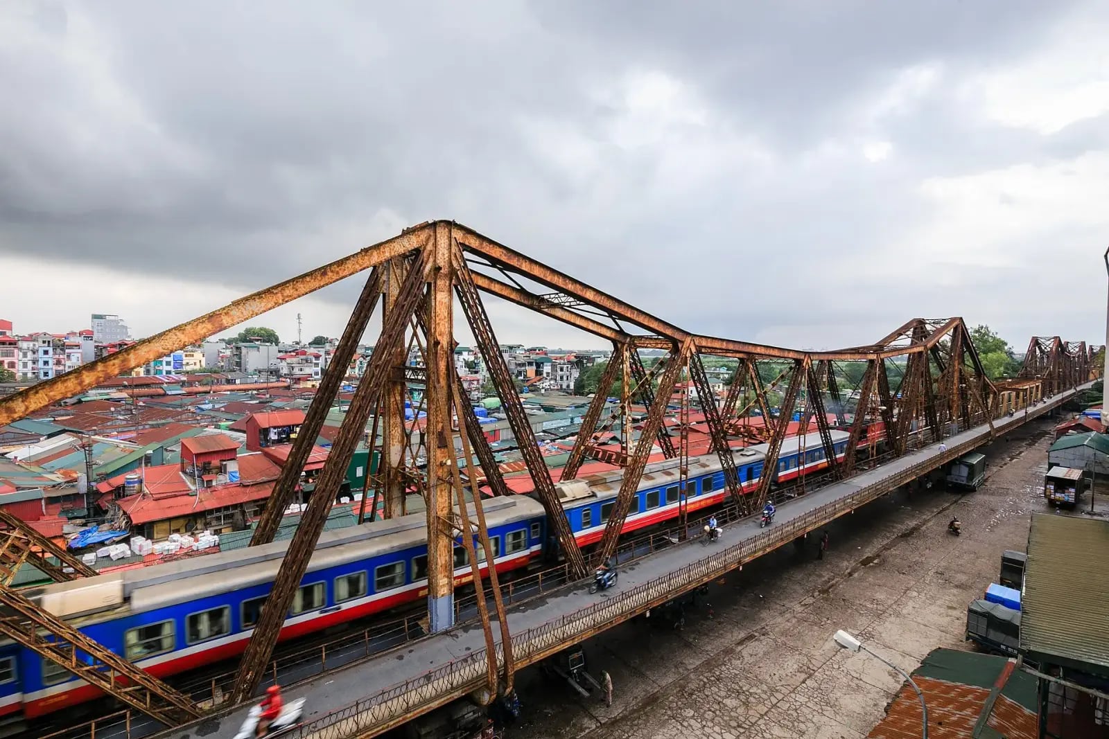 Đoàn tàu trên cầu Long Biên