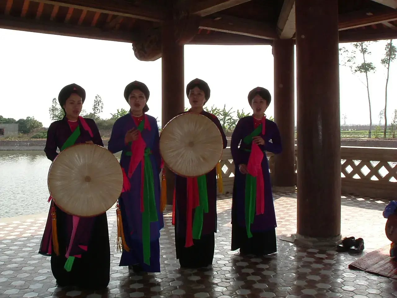 Liền chị quan họ với nón quai thao