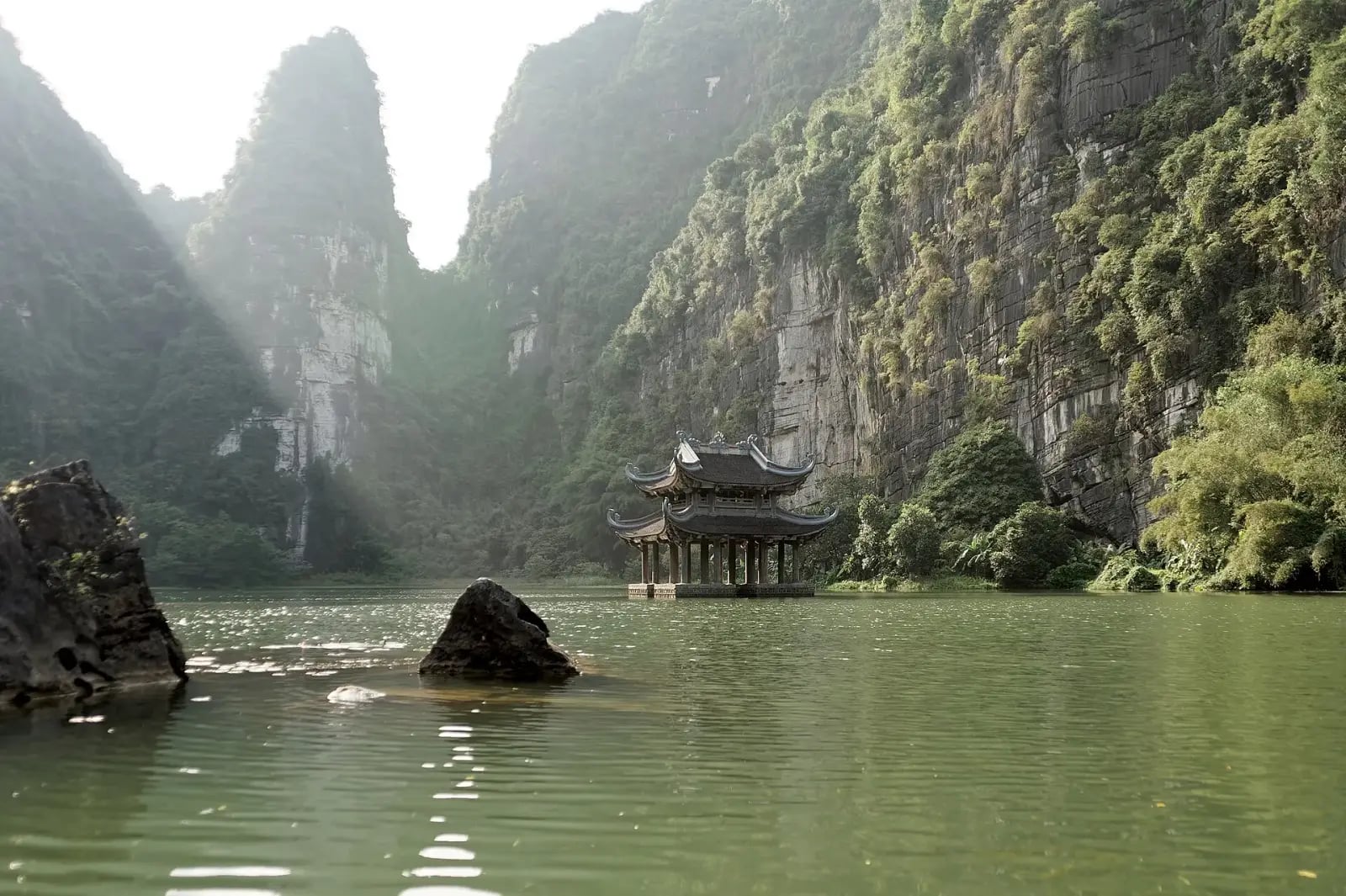 Thủy đình giữa núi đá Tràng An