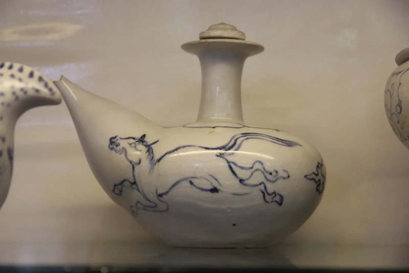 Ấm gốm vẽ thú
